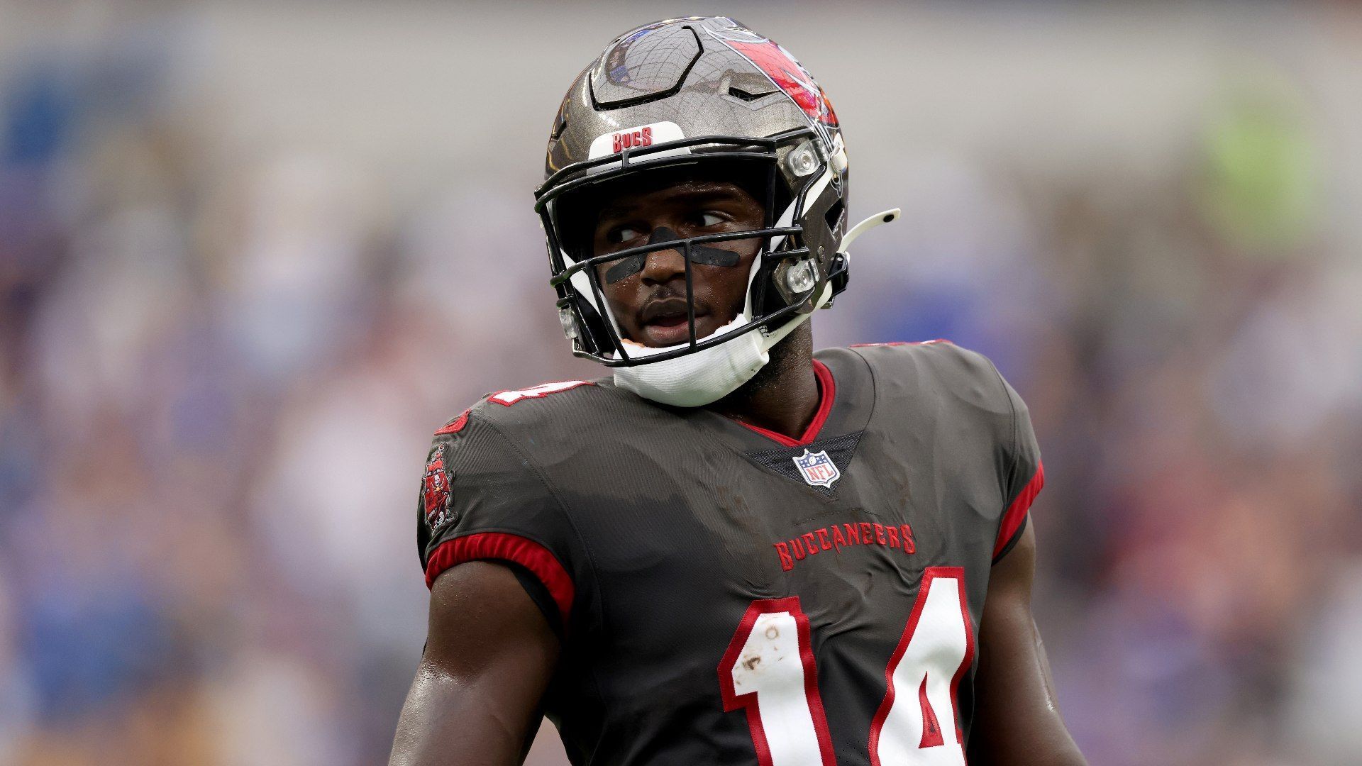 
                <strong>Chris Godwin (Tampa Bay Buccaneers) </strong><br>
                Tom Brady könnte im kommenden Sommer mit Chris Godwin eine seiner wichtigsten Waffen verlieren. Der 25-Jährige befindet sich in absoluter Topform und kommt in dieser Saison bereits auf 660 Receiving Yards sowie fünf erzielte Touchdowns. Nachdem er vor der Saison mit dem Franchise Tag belegt wurde, konnten sich beide Parteien auf keine langfristige Vertragsverlängerung einigen. Wollen ihn die Buccaneers behalten, müssen sie sich angesichts der starken Leistungen von Godwin finanziell strecken. Da jedoch auch andere Leistungsträger nach der Saison Free Agent werden, könnte Godwin dem amtierenden Super-Bowl-Champion schlichtweg zu teuer werden. Stand jetzt kommt Godwin auf den freien Markt, wodurch ihm die anderen Teams ebenfalls Angebote unterbreiten können. 
              