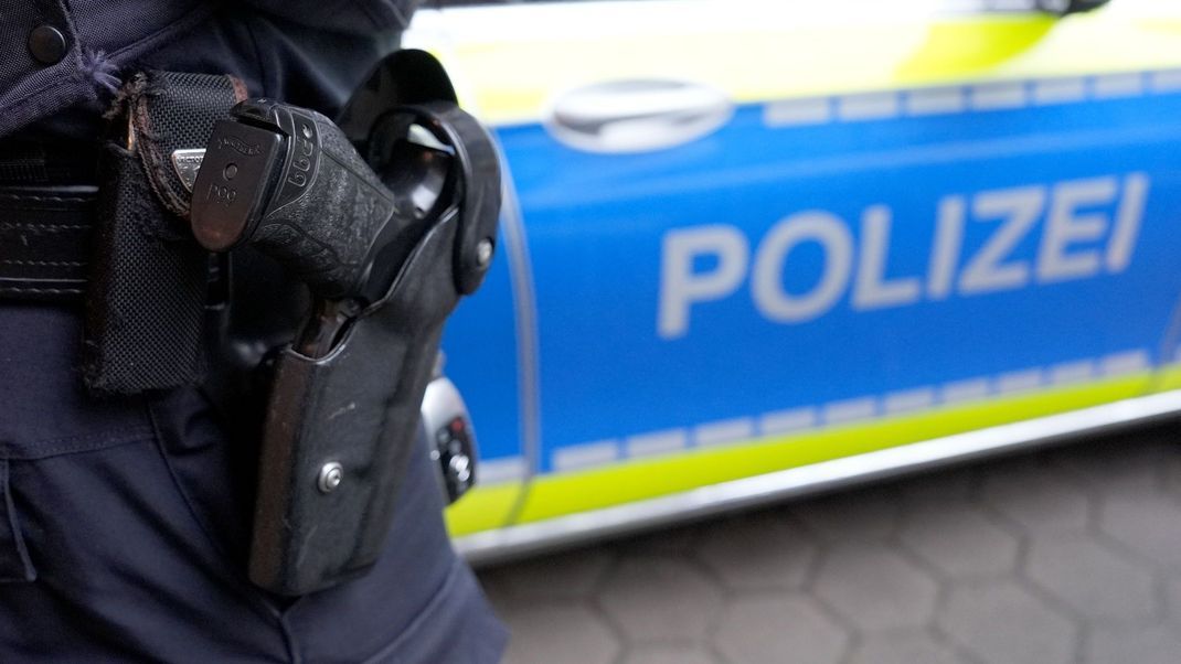 In Hamburg hat es Durchsuchungen bei Polizisten gegeben.