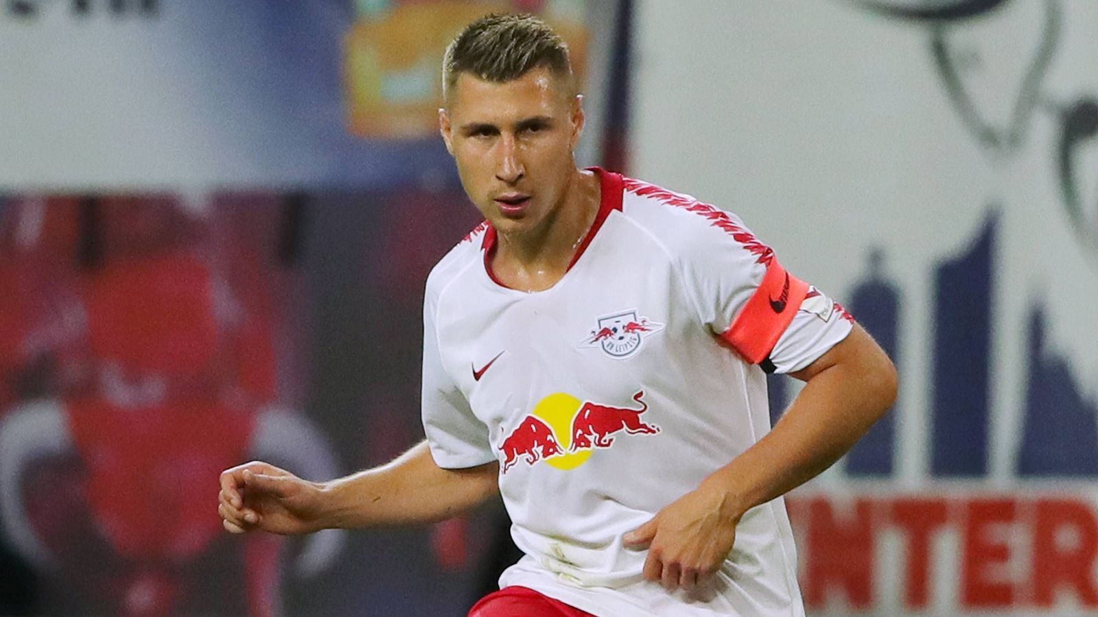 
                <strong>Willi Orban (Ungarn)</strong><br>
                Willi Orban - Deutschland: Der Kapitän von RB Leipzig wird 1992 in Kaiserslautern geboren und spielt bis 2015 für den FCK. In der Zeit absolviert er auch zwei Länderspiele für die deutsche U21-Nationalmannschaft. Da er nie von Bundestrainer Joachim Löw in die A-Mannschaft berufen wird, entscheidet sich Willi Orban im Oktober 2018 künftig für Ungarn, das Geburtsland seines Vaters, zu spielen.
              