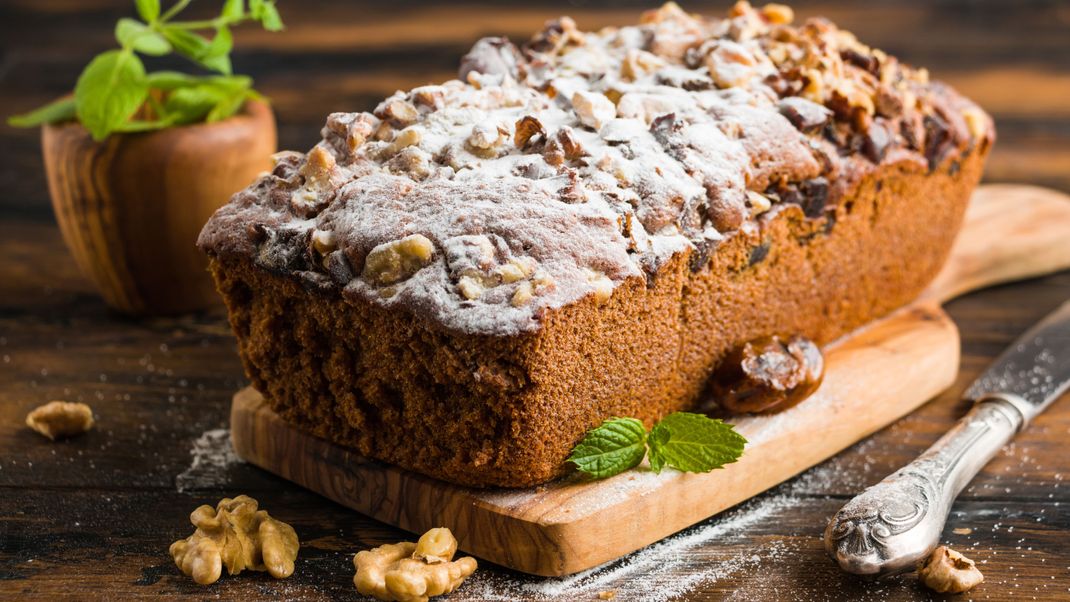 Sieht der nicht phänomenal lecker aus? Saftiger Makronenkuchen mit Nüssen, ruckzuck gebacken!