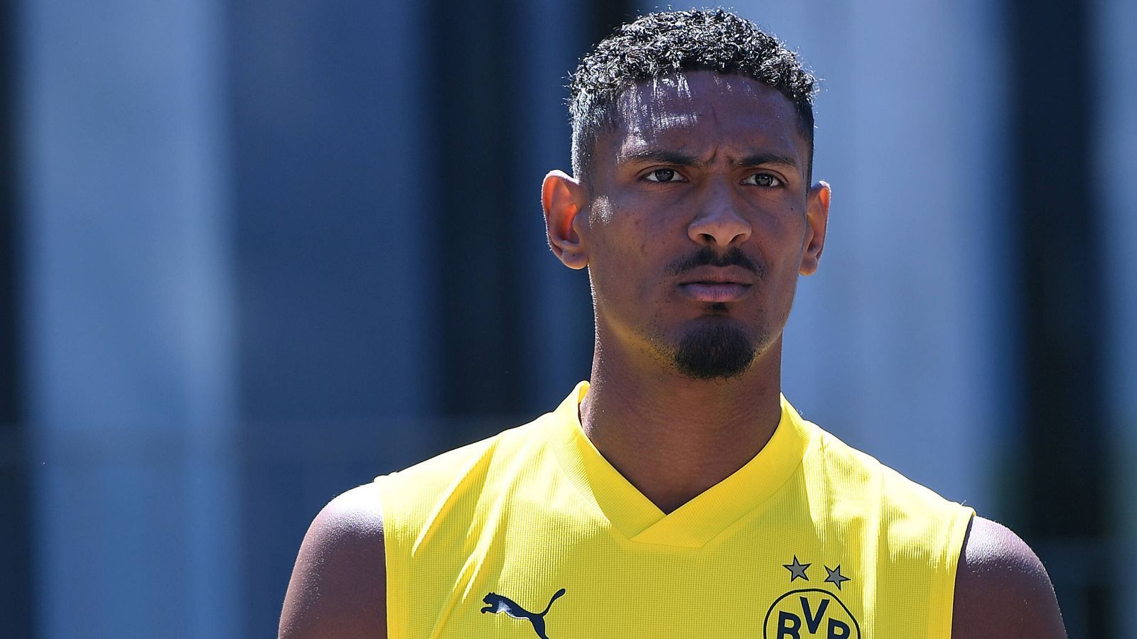 
                <strong>Sebastien Haller</strong><br>
                Eigentlich plante Borussia Dortmund mit Sebastien Haller als Ersatz für den zu Manchester City verkauften Erling Haaland. Der Ivorer, den der BVB im Sommer 2022 von Ajax Amsterdam verpflichtete, musste sich aber schon nach wenigen Wochen wegen einer Schock-Diagnose abmelden. Beim Stürmer wurde Hodenkrebs festgestellt, daher fiel er für den Rest des Jahres 2022 aus. Mittlerweile feierte der Stürmer sein Comeback und spielte sich in der Startelf fest. Haller unterschrieb in Dortmund einen Vertrag bis . 
              