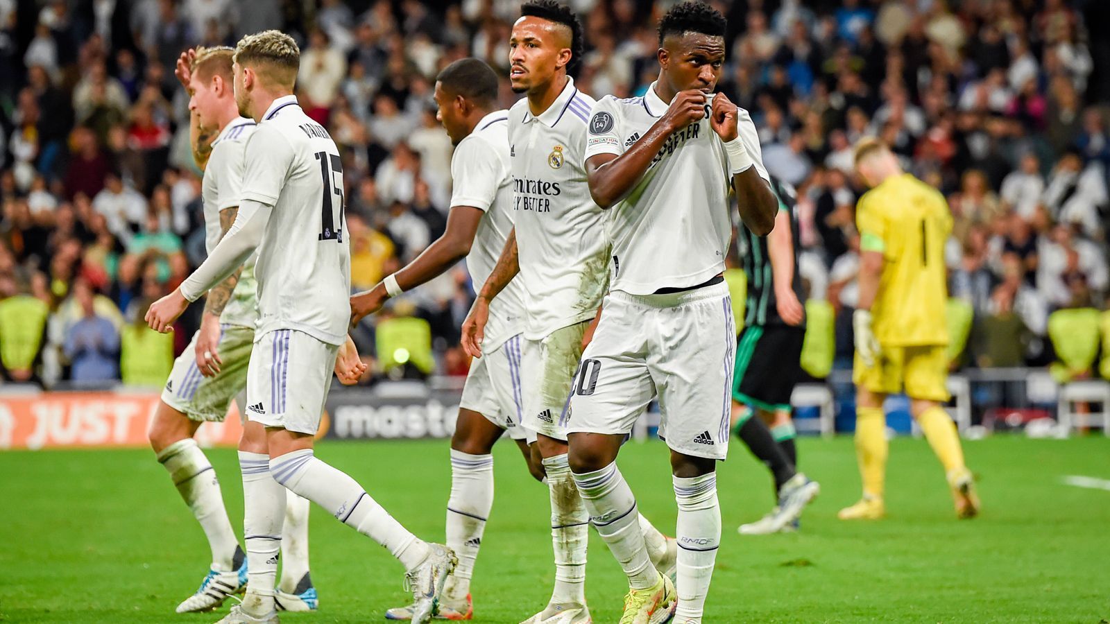 
                <strong>Real Madrid</strong><br>
                Auch der amtierende Champions-League-Sieger hält sich mit Informationen zur Preisgestaltung des Achtelfinal-Spiels gegen den FC Liverpool noch bedeckt. Fans müssen aber schnell zugreifen, da bereits fast alle Tickets für Liga-Heimspiele, die aktuell zum Verkauf stehen, vergriffen sind.
              