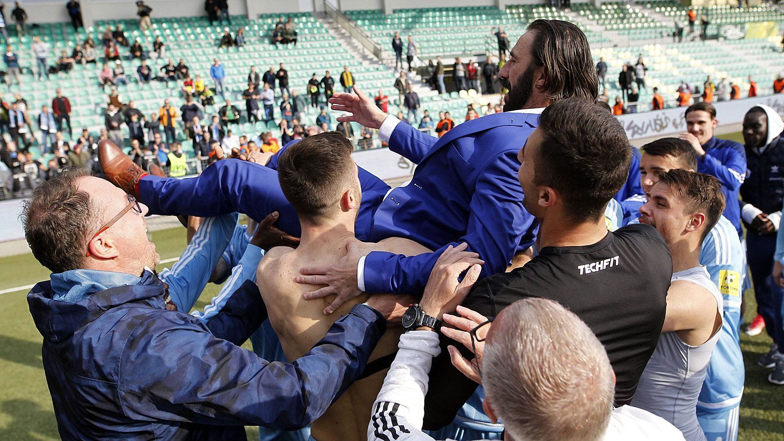 
                <strong>Fortuna Liga: Slovan Bratislava</strong><br>
                In der Slowakei bringt auch die auf die reguläre Saison folgende Meisterrunde der sechs besten Teams keine wirkliche Spannung ins Meisterrennen. Bereits nach vier der zehn Spieltage der Extrarunde erarbeitet sich Slovan Bratislava einen uneinholbaren Vorsprung. Kein Wunder: Von den bis dahin bestrittenen 26 Partien gewinnt Slovan 22, vier enden unentschieden. Für den Rekordmeister ist es Titel Nummer 13 und der erste nach fünf Jahren.
              