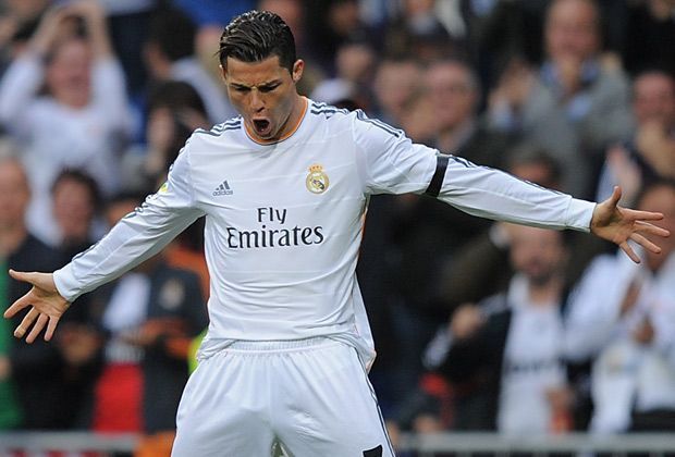 
                <strong>Sturm: Cristiano Ronaldo (Real Madrid)</strong><br>
                Wo eine Top Elf aufgestellt wird, darf ein Mann natürlich nie fehlen: Cristiano Ronaldo. Der Weltfußballer schafft es als einziger "Königlicher" in die Ansammlung der besten Spieler dieser Saison.
              