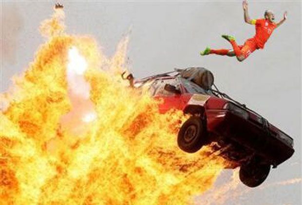 
                <strong>Arjen Robben - Leider theatralisch</strong><br>
                Auch als Stuntman würde sich Robben nach Ansicht der Twitter-Gemeinde durchaus gut machen.
              