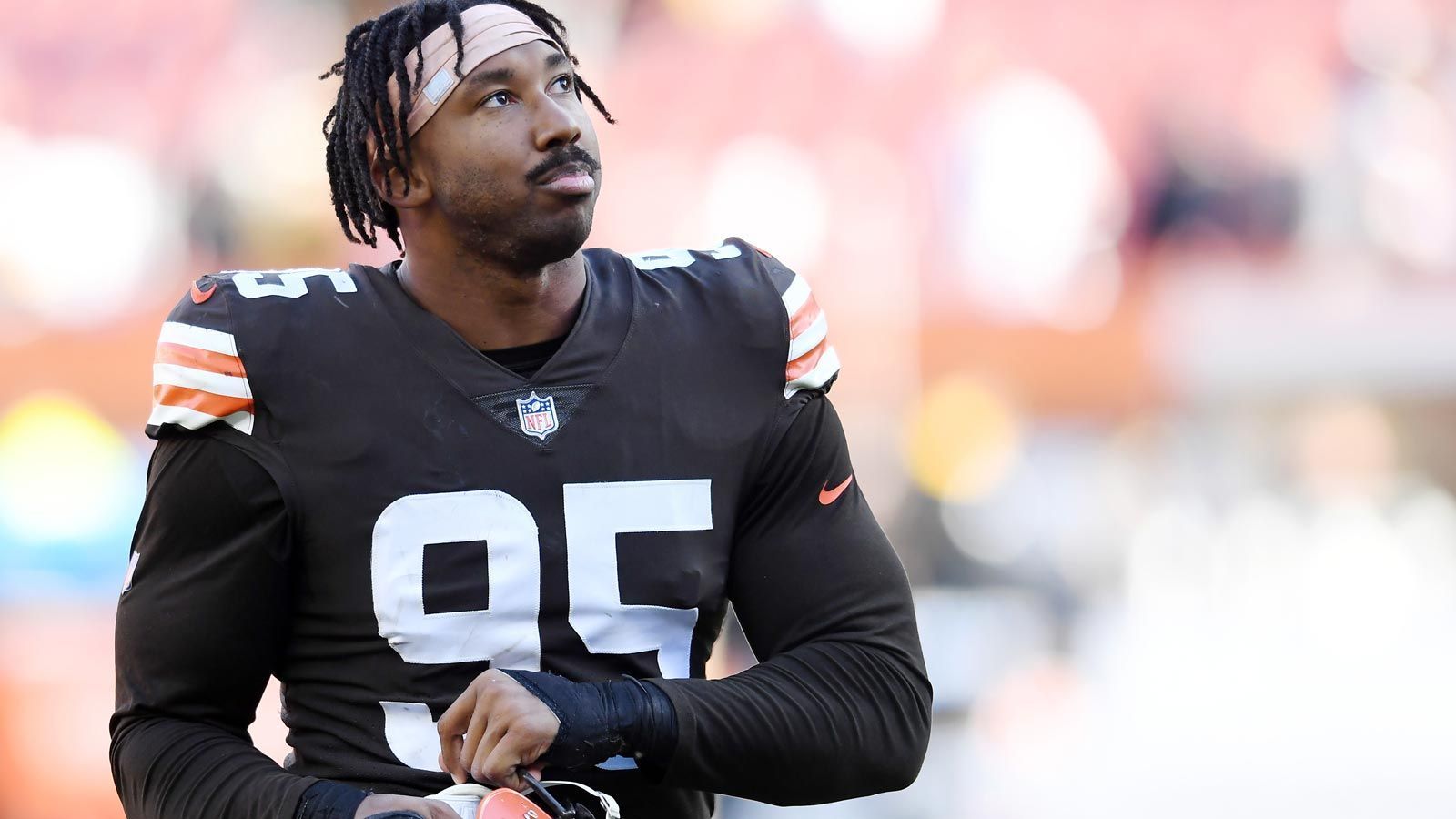 
                <strong>Myles Garrett (Cleveland Browns)</strong><br>
                &#x2022; Position: Defensive End -<br>&#x2022; Statistiken 2021 (Stand: 21.12): 15 Sacks, 45 Tackles, ein Forced Fumble -<br>&#x2022; Pro Bowl-Nominierungen: 3 (2018, 2020, 2021)<br>
              