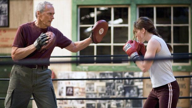 
                <strong>"Million Dollar Baby" (2004)</strong><br>
                "Million Dollar Baby" (2004): Vier Oscars erhielt Clint Eastwoods Meisterwerk, in dem Hilary Swank in der Hauptrolle glänzte. Die Kellnerin Maggie Fitzgerald stammt aus armen Verhältnissen. Sie will Boxerin werden und wendet sich an Star-Trainer Frankie Dunn (Eastwood). Der alte Coach führt Maggie nach anfänglichen Zweifeln zum Erfolg und sieht in ihr eine Tochter. Eine Unaufmerksamkeit im Ring zerstört das Glück.
              