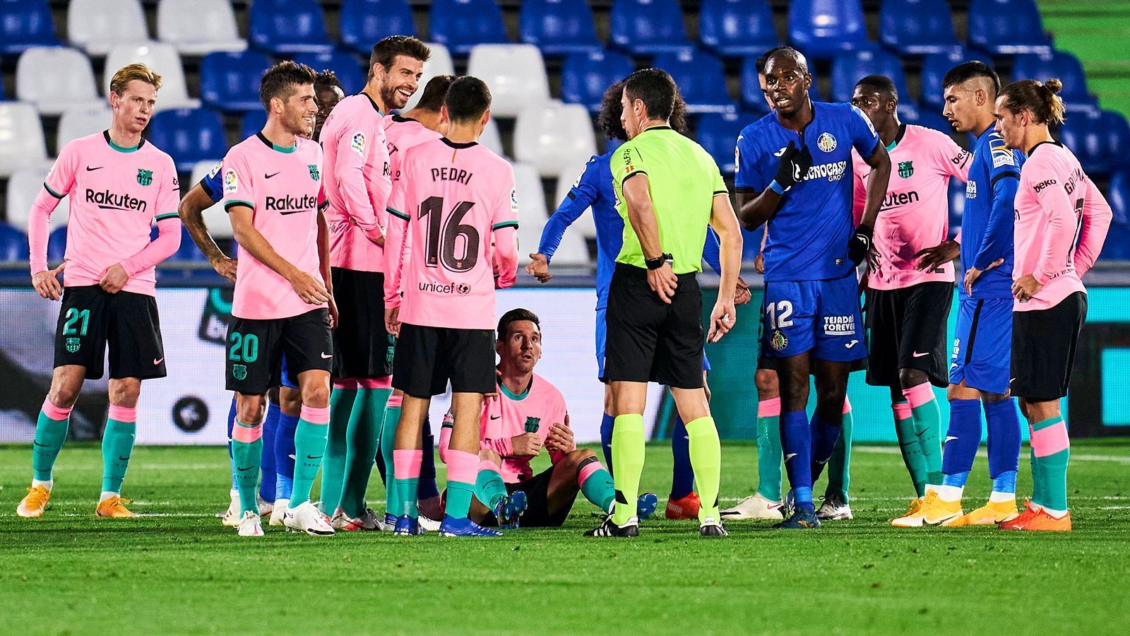 
                <strong>FC Barcelona (8. Platz)</strong><br>
                Nicht einmal in den Europa-League-Rängen findet man aktuell den FC Barcelona. Zur Verteidigung der Blaugrana: auch sie haben erst sieben statt neun Spiele absolviert. Das war's dann aber auch schon, was es Positives aus Katalonien zu berichten gilt. Das Chaos, in das der Klub nach dem 2:8 gegen die Bayern stürzte, zieht sich nahtlos bis heute durch. Messis Wechselwunsch, der ihm nicht erfüllt wurde, der Rücktritt von Präsident Josep Maria Bartomeu, öffentlich ausgetragene Streitigkeiten, Gerüchte über eine drohende Insolvenz – beim einst erfolgreichsten Klub der Welt geht's nach wie vor drunter und drüber. Die jüngste Hiobsbotschaft: Megatalent und Sturmhoffnung Ansu Fati wird mit einem Meniskusriss vier Monate ausfallen.
              