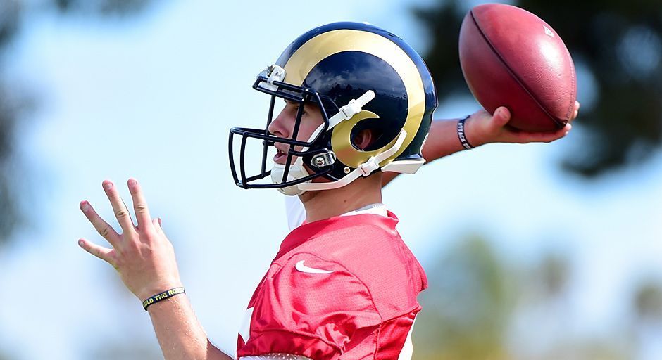 
                <strong>Jared Goff trainiert bei den Rams</strong><br>
                Goff übte vor allem kurze Pässe auf die Receiver. Außerdem standen Übungen für die Beinarbeit auf dem Programm.
              