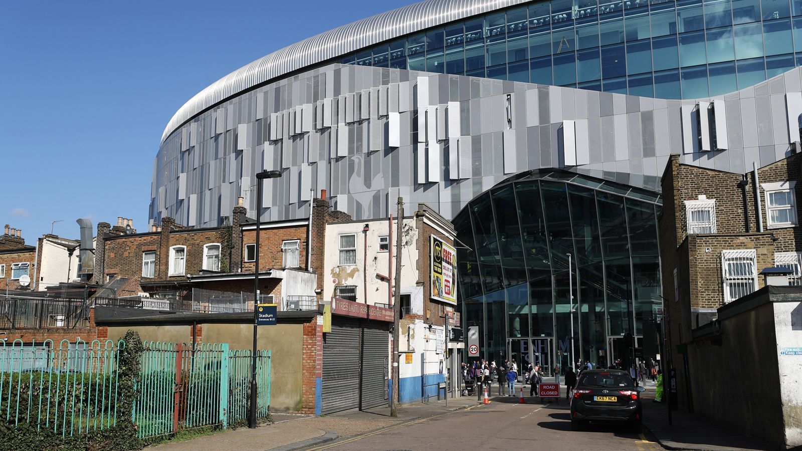 
                <strong>Tottenham Stadium: Noch kein Namenssponsor</strong><br>
                Der Name "Tottenham Hotspur Stadium" ist allerdings nur temporär, bis ein Namenssponsor gefunden ist. Angeblich verlangt der Klub 400 Millionen Pfund für die Rechte. Für viele Spurs-Fans ist die neue Arena einfach nur die "New White Hart Lane", in Anlehnung an den Namen des alten Stadions, das vor seinem Abriss an fast gleicher Stelle steht.
              