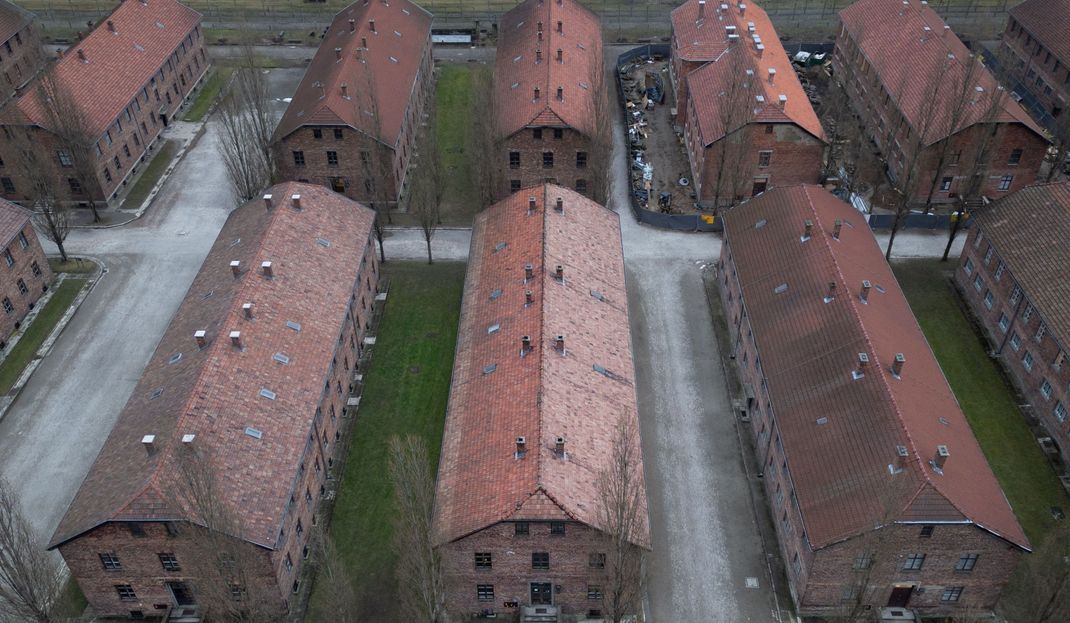 Eine Drohnenaufnahme des ehemaligen nationalsozialistischen deutschen Konzentrations- und Vernichtungslagers Auschwitz.