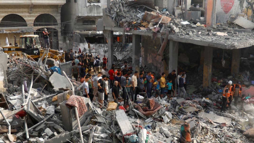 Khan Younis im Gazastreifen nach Luftangriffen der Israelis - 66 Prozent der Bundesbürger fühlen sich stark durch die Geschehnisse in der Welt belastet.