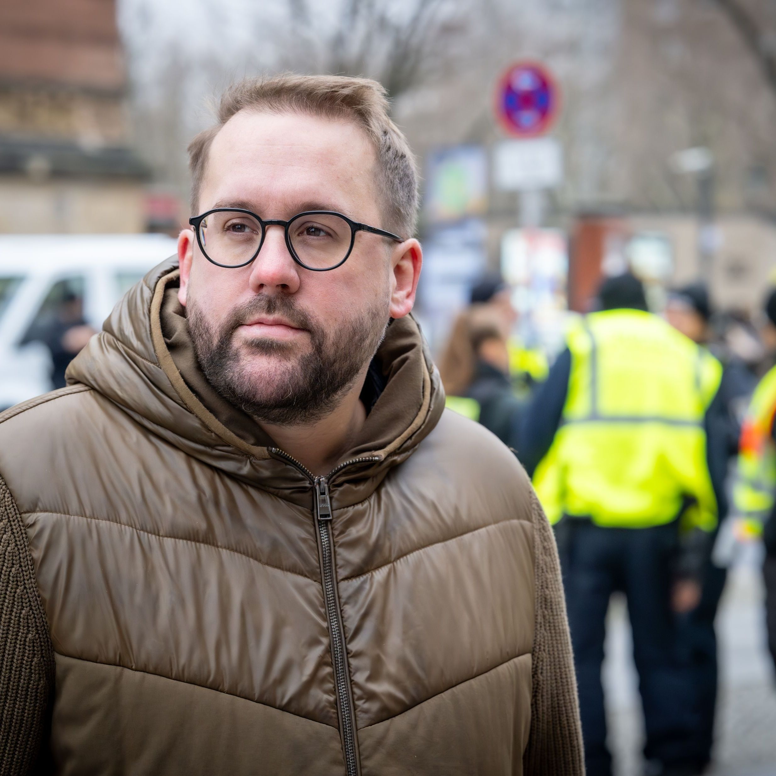 Paul Ronzheimer auf der Straße, im Hintergrund sind Personen mit gelben Westen