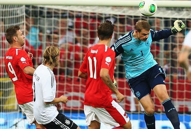 
                <strong>Manuel Neuer in Aktion</strong><br>
                Die deutsche Mannschaft hat in der ersten Halbzeit ein deutliches Übergewicht, kann einige gute Chancen jedoch nicht nutzen. In der Defensive steht die Elf von Joachim Löw sicher. Nur einmal muss Manuel Neuer eingreifen und kann Schlimmeres verhindern - mit dem Kopf
              