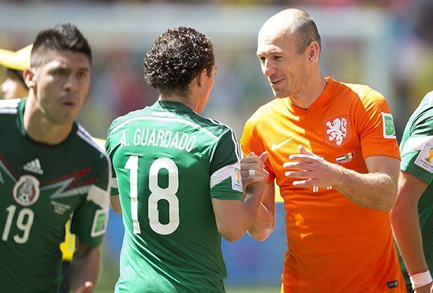 
                <strong>Niederlande vs. Mexiko: Alles cool</strong><br>
                Vor dem Spiel scheint sich Arjen Robben noch richtig auf das Achtelfinale gegen Mexiko zu freuen. Aber hier weiß er auch noch nicht, was auf ihn zukommt ...
              
