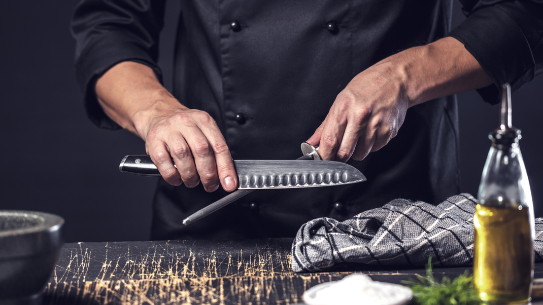 Mit dem Wetzstahl oder Schärfstab kannst du ein stumpfes Küchenmesser schnell und einfach wieder schärfen.