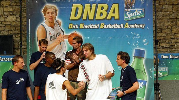 
                <strong>Dirk Nowitzkis Karriere: Soziales Engagement</strong><br>
                Nie verlor der Superstar Bodenhaftung, Volksnähe und seine soziale Ader. Mittels der "Dirk Nowitzki Basketball Academy" sollen Basketballer entdeckt und gefördert werden. Hier ehrt der Würzburger selbst junge Talente.
              