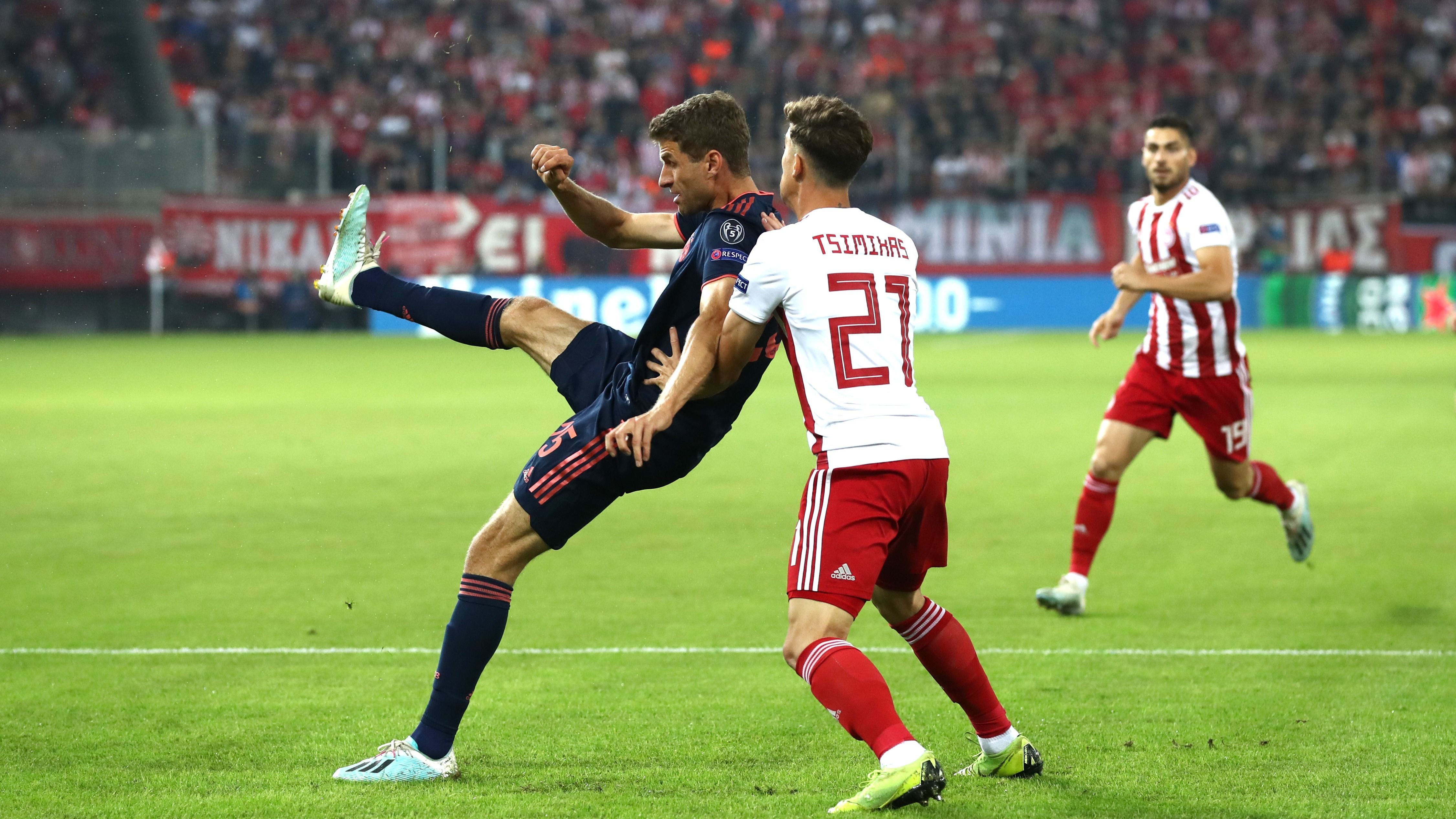 
                <strong>Thomas Müller</strong><br>
                Der Startelfrückkehrer wird sofort eingebunden und präsentiert sich sehr engagiert – er will zweifellos auf sich aufmerksam machen. Allerdings geht seine Grätsche vor dem 0:1 ins Leere. Dafür hat Müller seinen Anteil am Ausgleich, weil er Sa sehenswert zur Glanzparade zwingt. Zum 2:1 gibt der Fanliebling obendrein die Vorlage per Kopfball. Auch anschließend bleibt das Eigengewächs ein steter Unruheherd. Mit der Auswechslung für Perisic bekommt er seinen verdienten Applaus. ran-Note: 2
              