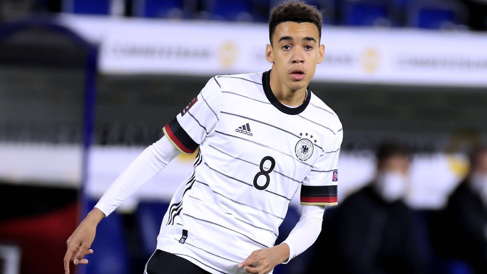 
                <strong>Angriff: Jamal Musiala (FC Bayern München)</strong><br>
                Die Unbekümmertheit und die Fähigkeiten mit dem Ball am Fuß machen Jamal Musiala zu einem unangenehmen Gegenspieler, seine Schnelligkeit könnte sich vor allem in der Schlussphase enger Spiele als großer Trumpf erweisen. Den heißen Atem hungriger Talente im Nacken zu spüren, dürfte auch den etablierten Kräften nicht schaden. Über den Status des Einwechselspielers kommt der 18-Jährige zwar nicht hinaus, der Platz bei der EM ist ihm aber sicher.
              