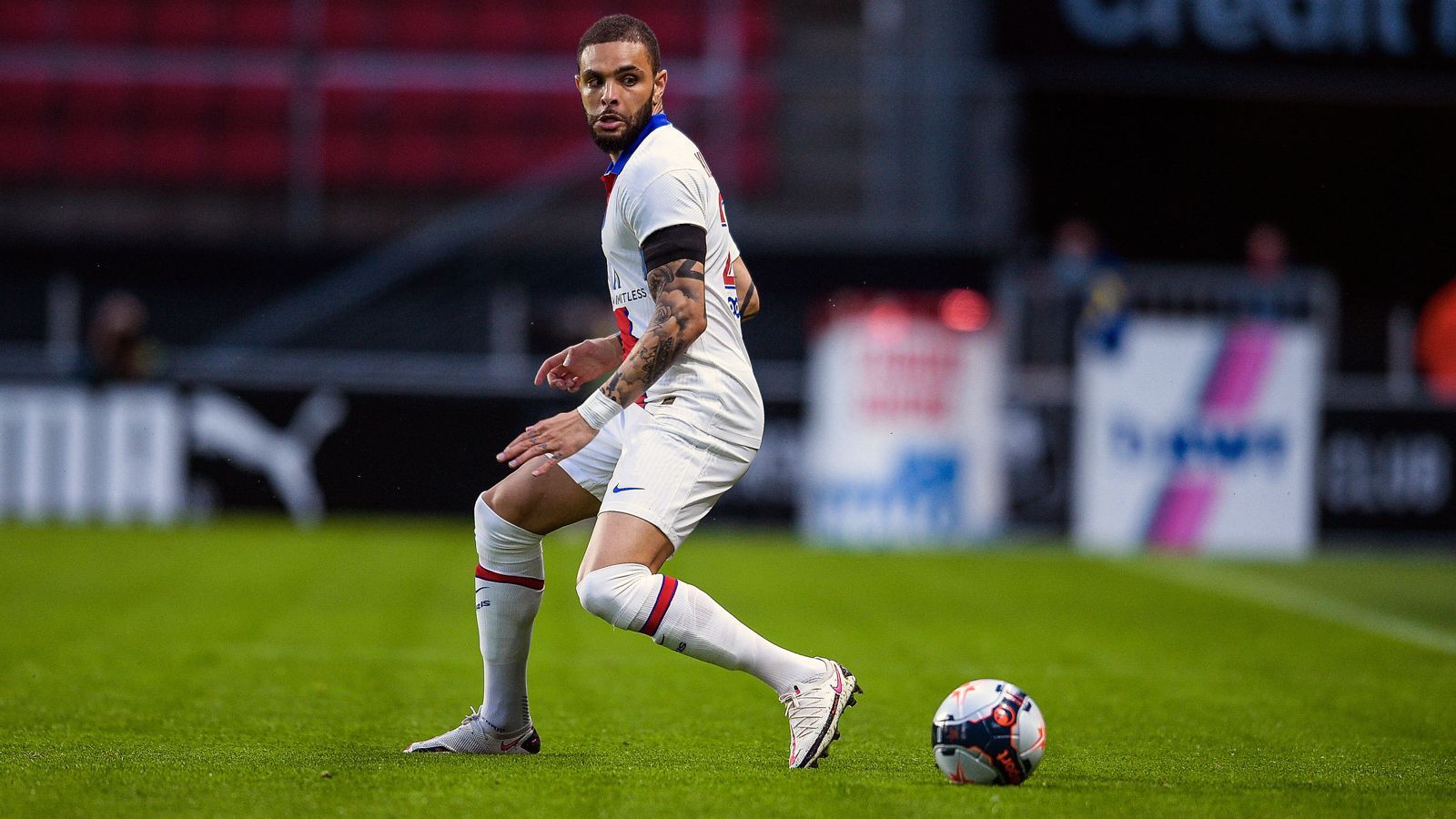 
                <strong>Layvin Kurzawa</strong><br>
                Nach einem sehr frustrierenden Jahr mit nur einem neunminütigen Pflichtspiel-Einsatz könnten sich die Wege von PSG und Layvin Kurzawa im Sommer 2022 endgültig trennen. Oftmals schaffte es der Linksverteidiger unter Trainer Mauricio Pochettino nicht mal in den Spieltagskader, was sein Standing unter dem Argentinier verdeutlicht. Laut "Sky" soll der FC Chelsea am 29-Jährigen interessiert sein, der eigentlich noch zwei weitere Jahre in Paris unter Vertrag steht, aber ganz offensichtlich keine Perspektive mehr hat, zumindest nicht unter Pochettino. Doch auch der aktuelle Coach steht Gerüchten zufolge bei den PSG-Verantwortlichen ebenfalls zur Diskussion. 
              