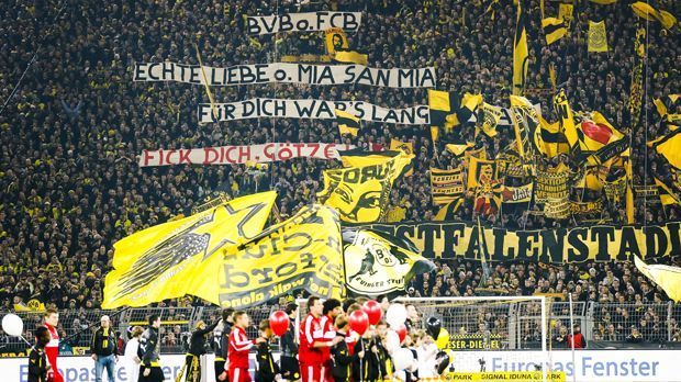 
                <strong>November 2013: Rückkehr mit dem FC Bayern</strong><br>
                Dass die Fans ihn nicht freudig empfangen würden, ist Mario Götze klar: Bei seinem Wiedersehen im Signal-Iduna-Park im Trikot des FC Bayern im November 2013 heißen die Dortmunder Anhänger ihn mit einem Plakat willkommen: "BVB oder FCB: Echte Liebe oder Mia san Mia - Für dich war's längst klar". Schimpfworte bleiben nicht aus. 
              