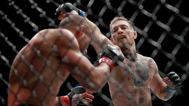 
                <strong>3. Letzter Kampf</strong><br>
                Am 12. November 2016 besiegte McGregor bei UFC 205 Eddie Alvarez und sicherte sich damit den Gürtel im Leichtgewicht. Danach legt er eine Pause ein, um sich auf die Geburt seines ersten Sohnes (Mai 2017) vorzubereiten.
              