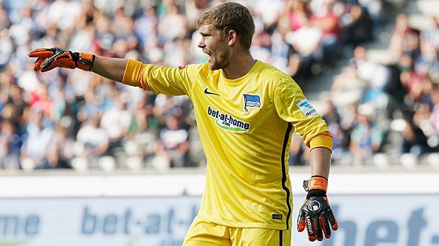 
                <strong>Thomas Kraft (Hertha BSC, 29 Jahre)</strong><br>
                Zugegeben, wie Contento war Thomas Kraft bei David Alabas Debüt bereits im Profikader, seinen Durchbruch feierte der heute 29-Jährige aber erst später. In der Rückrunde der Saison 2010/11 wurde Kraft kurzerhand von Louis van Gaal zur Nummer Eins befördert. Seine Leistungen waren mit ein Grund, warum die Fans mit den berühmten "Koan Neuer"-Plakaten für das Vertrauen in Kraft warben. Der Welttorhüter kam natürlich dennoch – und Kraft ging noch im Sommer zu Hertha BSC. Dort war er jahrelang Stammkraft, ehe Rune Jarstein eine Verletzungspause des Kircheners für sich nutzte.
              