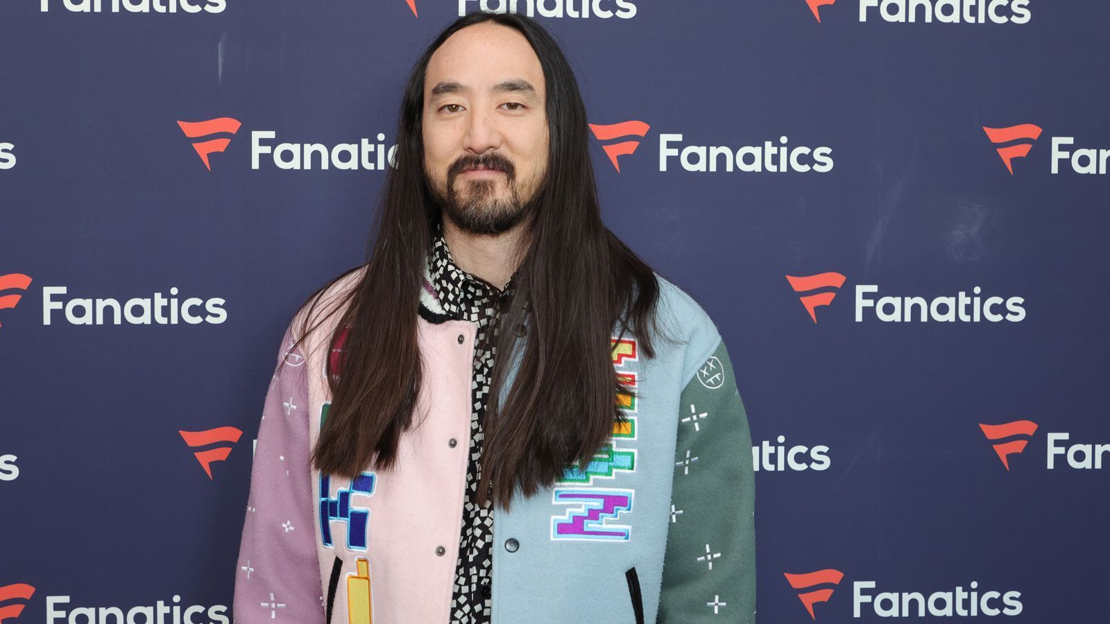 
                <strong>DJ Steve Aoki</strong><br>
                Steve Aoki ist einer der bekanntesten EDM-DJs der Welt. 
              