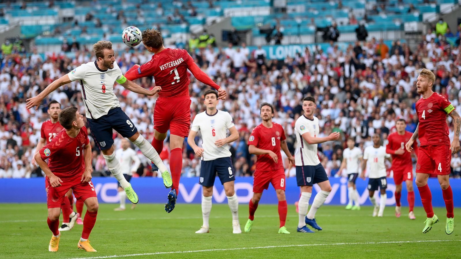
                <strong>Einzelkritik zu England gegen Dänemark</strong><br>
                Im zweiten Habfinale der EM 2021 trafen England und Dänemark in Wembley aufeinander. ran.de benotet die Spieler beider Teams.
              