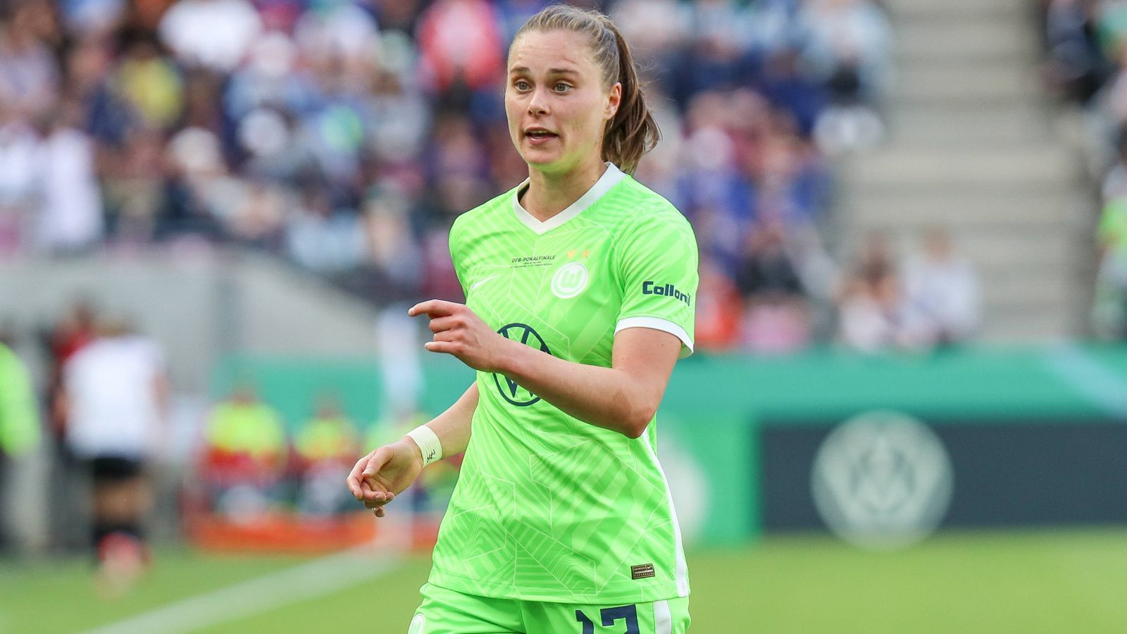 
                <strong>Ewa Pajor: Der nächste Rekord-Transfer?</strong><br>
                Die polnische Nationalspielerin Ewa Pajor könnte der nächste Rekord-Transfer im Frauen-Fußball sein. Die Stürmerin des VfL Wolfsburg soll eine Ausstiegsklausel über eine Million Euro im Vertrag stehen haben. Im Frauen-Fußball ist das eine unvorstellbar hohe Summe. Um das einmal in das richtige Verhältnis zu setzen: Im gesamten globalen Frauen-Fußball wurden im Jahre 2021 zusammengerechnet Ablösesummen von zwei Millionen Euro gezahlt.  
              