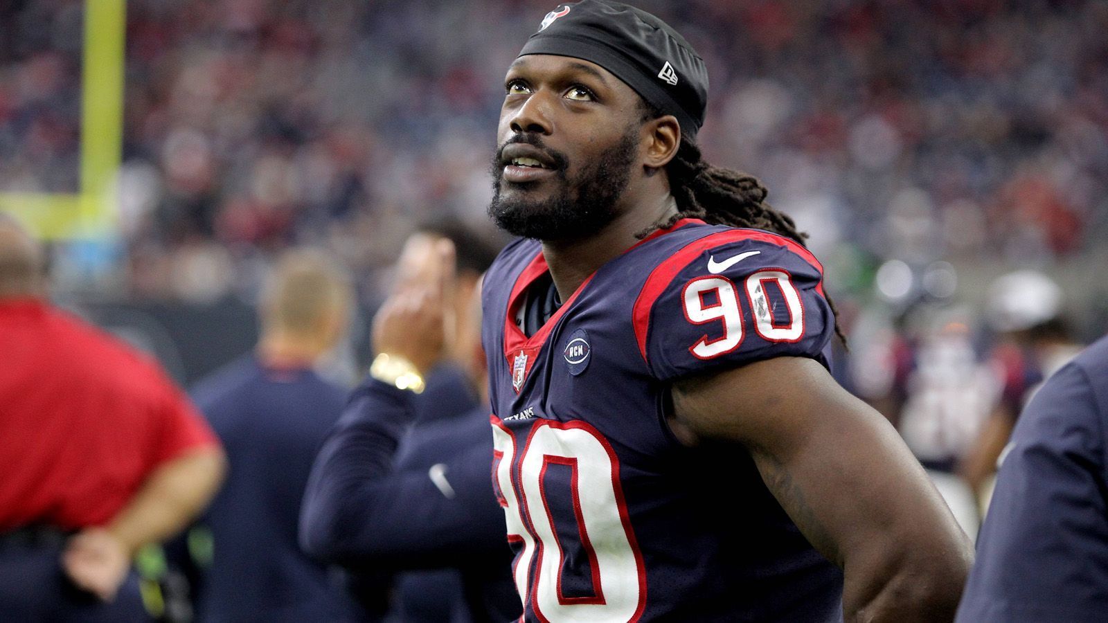 
                <strong>Jadeveon Clowney</strong><br>
                Jadeveon Clowney erhielt als einziger Spieler keinen langfristigen Deal und wird unter dem Franchise Tag spielen. Dieser bringt dem Pass Rusher der Houston Texans 15.967.200 Dollar. Clowney hat bereits angekündigt, dass er beim Training Camp nicht dabei sein werde, jedoch wolle der ehemalige Nummer-eins-Pick kein Spiel der regulären Saison verpassen. 
              