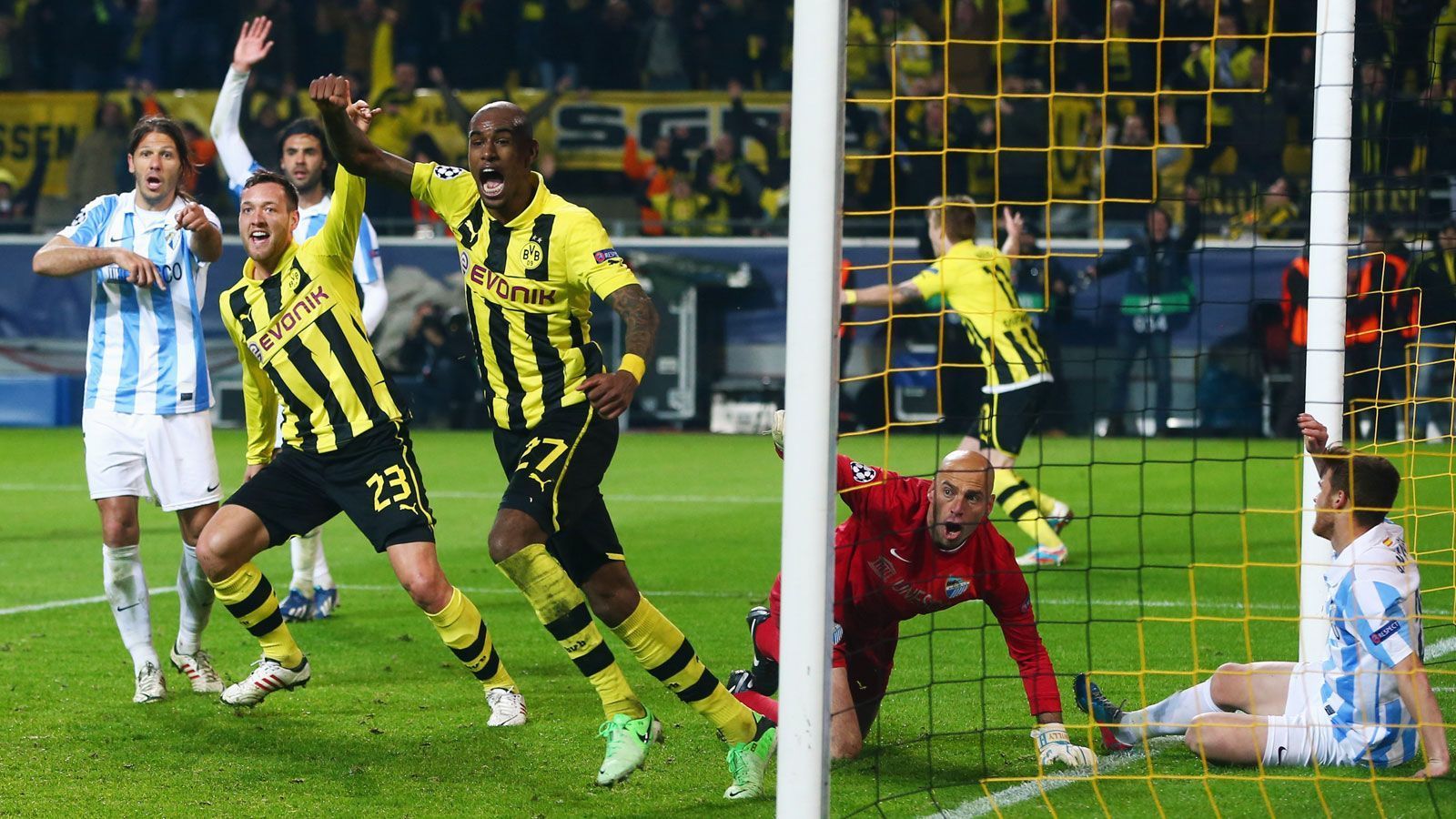 
                <strong>Borussia Dortmund - CF Malaga 3:2 (Champions-League-Viertelfinale 2012/13)</strong><br>
                Beinahe hätte es 2013 kein deutsches Champions-League-Finale gegeben. Nach einem 0:0 im Hinspiel tut sich der BVB im Viertelfinalrückspiel gegen die Spanier schwer, lange Zeit steht es 1:1. In 82. Minute geht Malaga dann durch ein Tor von Eliseu in Führung - der Dortmunder Traum von Halbfinale scheint ausgeträumt. Doch dann starten die Dortmunder eine beispiellose Schlussoffensive und erzielen durch Marco Reus in der 91. Minute den Ausgleich. Keine Minute später rollt der nächste Angriff auf das Tor der Andalusier, nachdem mehrere Dortmunder scheitern drückt Innenverteidiger Felipe Santana (4. v. li.) den Ball schließlich doch noch über die Linie und macht das "Wunder von Dortmund" perfekt.
              