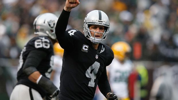 
                <strong>Oakland Raiders</strong><br>
                Mit Derek Carr haben die Oakland Raiders nach jahrelangem Suchen endlich ihren Starter gefunden. Kaum lief er zu Höchstform auf, waren die Raiders ein ernstzunehmender Contender in den Playoffs 2016 - bis zu seinem Wadenbeinbruch an Heiligabend. 2017 wollte Carr wieder ausgeruht einen neuen Angriff auf die Postseason starten - bisher läuft die Saison der Raiders allerdings nicht ganz so wie erhofft. 
              