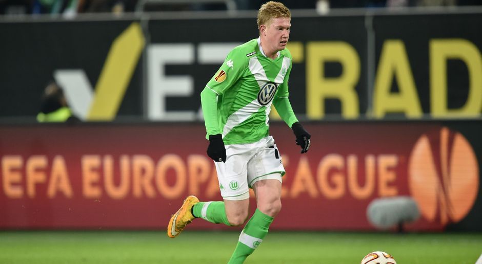 
                <strong>2014 - Kevin De Bruyne zum VfL Wolfsburg (22 Mio.)</strong><br>
                Ein Transferplus von 52 Millionen mit nur einem Spieler zu erreichen, hat außer dem VfL Wolfsburg bisher noch kein Bundesligaclub geschafft. Kevin De Bruyne kam im Januar 2015 vom FC Chelsea zu den Wölfen und verließ die Autostadt 1,5 Jahre später für 74 Millionen in Richtung ManCity. Dazwischen gewann er noch nebenbei den DFB-Pokal und wurde 2015 zum Fußballer des Jahres gewählt. Kann man mal so machen.
              