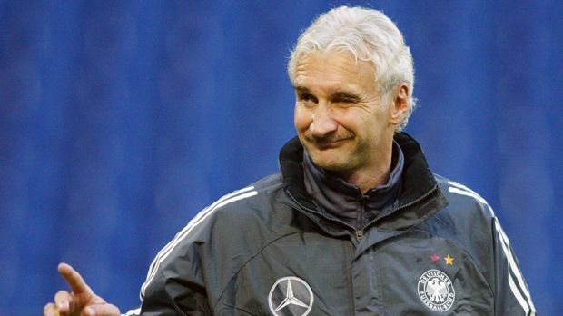 
                <strong>Rudi Völler (Bayer Leverkusen/Deutschland)</strong><br>
                Rudi Völler (Bayer Leverkusen/Deutschland): Für wenige Wochen hatte auch der frühere deutsche Teamchef zwei Jobs. Neben der deutschen Nationalmannschaft sprang Völler im Herbst 2000 für sechs Spiele als Interimscoach bei Bayer Leverkusen ein - und blieb dabei ungeschlagen. Nach fünf Siegen und einem Remis übernahm Berti Vogts die Werkself und Völler konnte sich wieder auf die Arbeit beim DFB-Team kümmern. 2002 wurde "Tante Käthe" mit Deutschland Vize-Weltmeister.
              