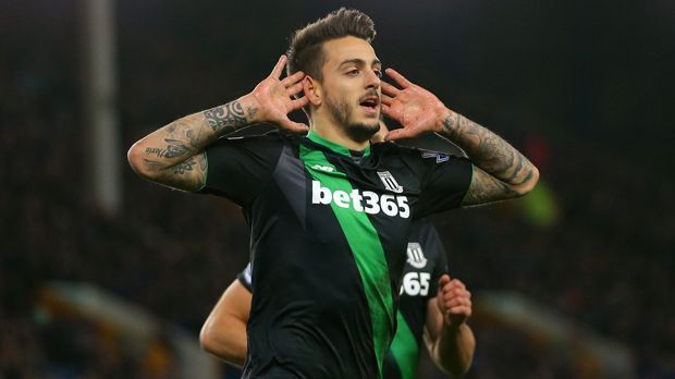 
                <strong>Joselu (Stoke City)</strong><br>
                Den Stoke-Treffer zum zwischenzeitlichen 3:3-Ausgleich ließ sich der dritte Bundesliga-Exportschlager der "Potters" nicht nehmen: Joselu. Für den Ex-Hannoveraner war es pünktlich zum Jahresende ebenfalls sein erstes Premier-League-Tor. Der 19. Spieltag war aber nicht nur bei den aus der Bundesliga bekannten Stoke-Stars ein Erfolg.
              