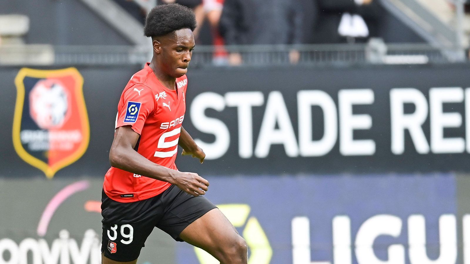 
                <strong>Mathys Tel (FC Bayern München)</strong><br>
                Jetzt ist es offiziell: Der FC Bayern München hat Mathys Tel von Stade Rennes verpflichtet und mit einem Fünfjahresvertrag ausgestattet. Sportvorstand Hasan Salihamidzic lobte den 17 Jahre alten Stürmer als "eines der größten Talente in Europa". Über die Transfersumme machten die Bayern keine Angaben. Laut Medienberichten soll sie - inklusive Bonuszahlungen - bei bis zu 28,5 Millionen Euro liegen und Tel sich an der Ablöse finanziell beteiligen.
              