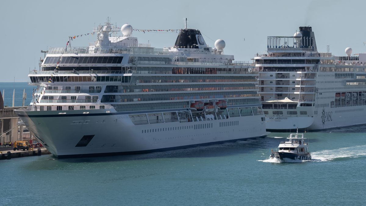 In Barcelona ist ein Kreuzfahrtschiff mit 1.500 Gästen an Bord von den Behörden festgesetzt worden. 