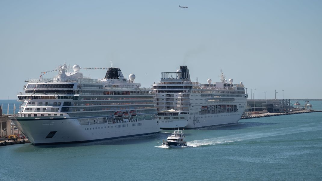 In Barcelona ist ein Kreuzfahrtschiff mit 1.500 Gästen an Bord von den Behörden festgesetzt worden. 