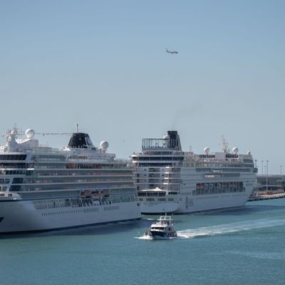 In Barcelona ist ein Kreuzfahrtschiff mit 1.500 Gästen an Bord von den Behörden festgesetzt worden. 