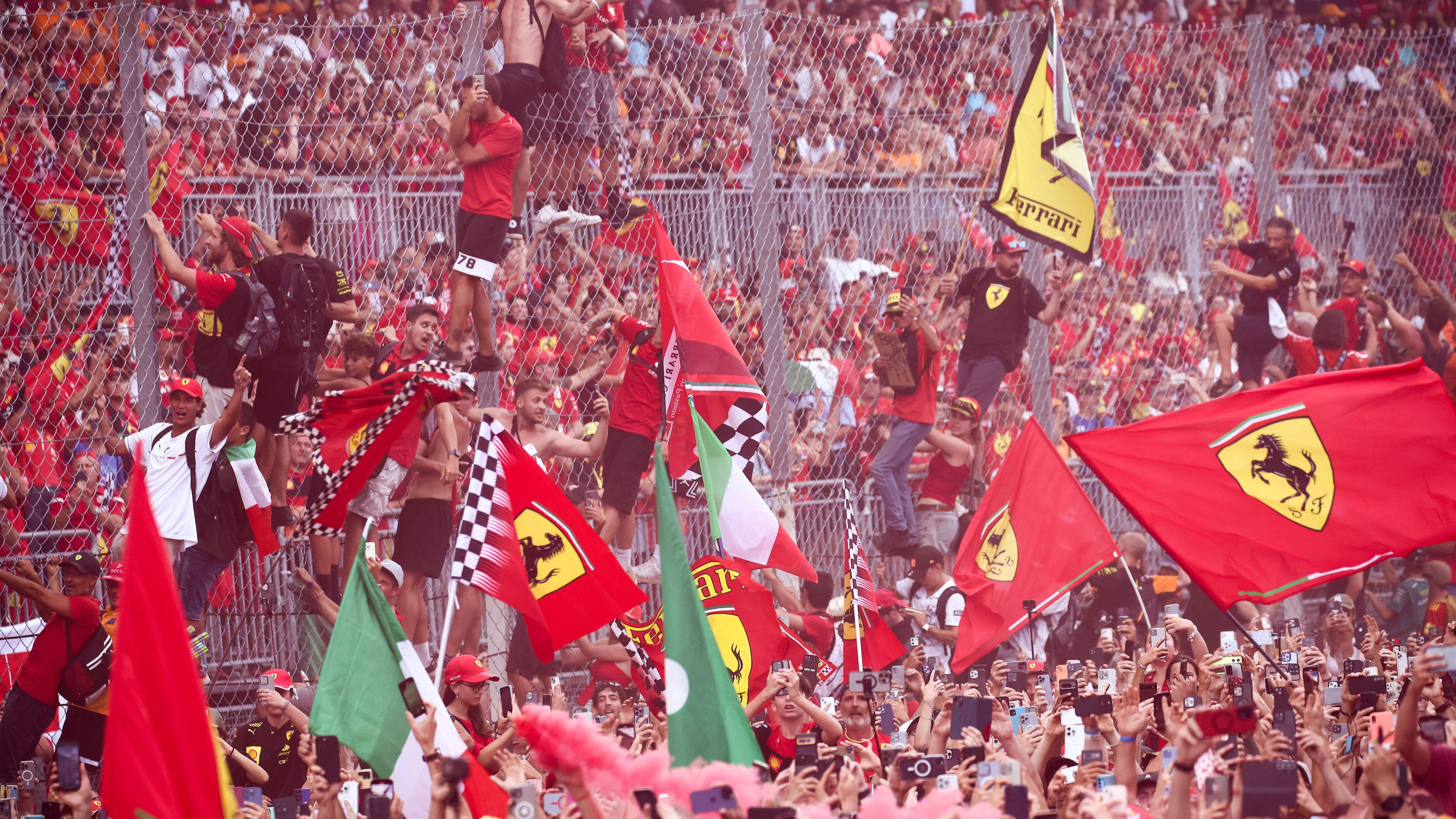 <strong>Gewinner: Tifosi</strong><br>Wenn am Autodromo Nazionale Monza "Il Canto degli Italiani" ertönt, ist klar, dass bei Ferrari und den Tifosi die ganze Nacht durchgefeiert wird. Dank des Heimsiegs von Ferrari-Pilot Charles Leclerc waren die italienischen Fans völlig aus dem Häuschen und sorgten - wie so oft in Monza - für eine einzigartige Atmosphäre.