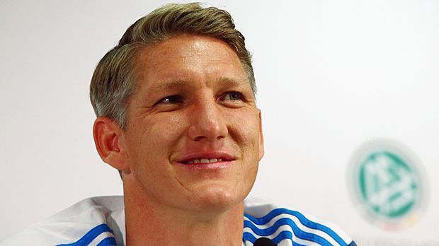 
                <strong>Bastian Schweinsteiger verhöhnt den BVB</strong><br>
                Bastian Schweinsteiger: In der Euphorie nach dem WM-Titel unterläuft dem Mittelfeldmotor kurz nach dem Triumph von Brasilien ein schwerer Fauxpas. In einem Münchner Club stimmt der langjährige Bayern-Profi einen BVB-Schmähsong an, klatscht zu den Gesängen "Hadihadihadi hadiho. BVB-H****söhne!" im Takt. Er sieht seinen Fehler rasch ein und entschuldigt sich per Video beim Verein aus dem Ruhrpott. Wenig später ernennt Löw Schweinsteiger zum DFB-Kapitän.
              