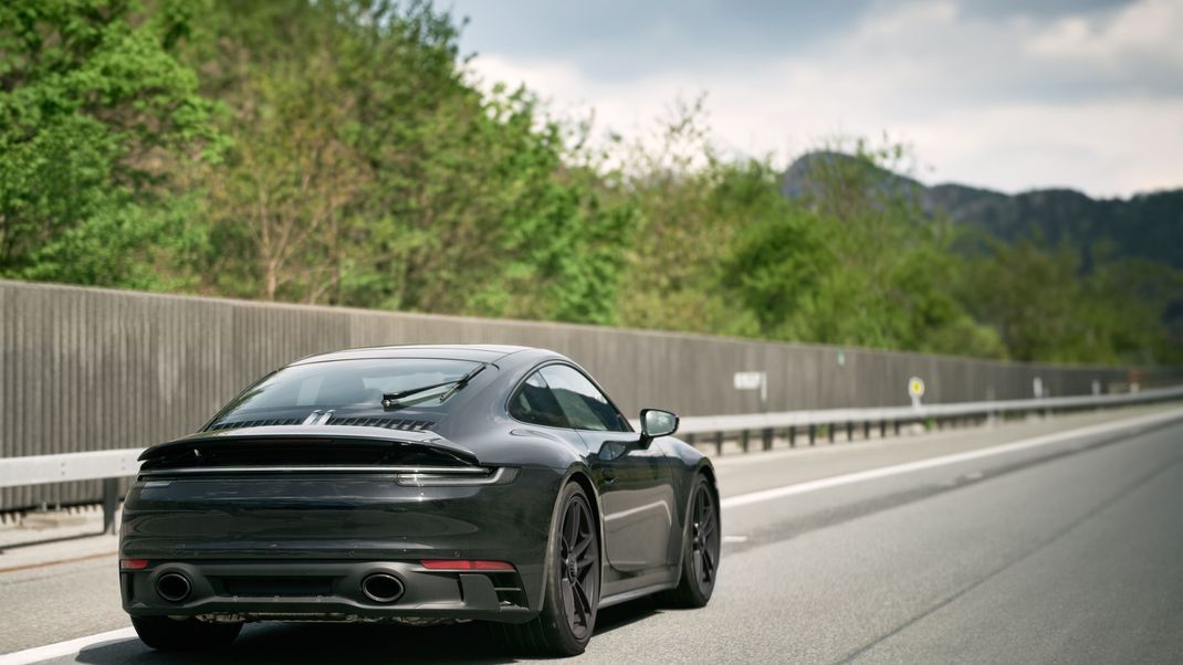 Raserei auf deutschen Autobahnen: gefährliche Fahrt mit hohen Kosten.