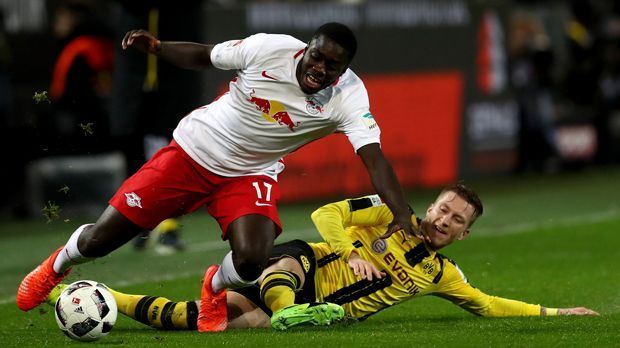 
                <strong>Leipzig könnte Platz 2 vorzeitig fixieren</strong><br>
                Der überraschend starke Aufsteiger RB Leipzig könnte schon am 32. Spieltag den zweiten Platz perfekt machen, wenn das Verfolgerduell zwischen Borussia Dortmund und der TSG Hoffenheim mit einem Remis endet und Leipzig bei Hertha BSC siegt.
              