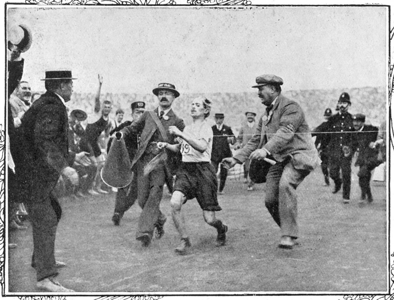 1908: Der Italiener Dorando Pietri quält sich beim Marathon von Helfern gestützt ins Ziel und gewinnt. Der Amerikaner John Hayes protestierte mit seinem Team als Zweitplatzierter und bekam Recht. Pietri wurde der Sieg wieder aberkannt. Hayes gewann.