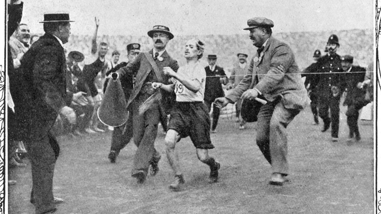 1908: Der Italiener Dorando Pietri quält sich beim Marathon von Helfern gestützt ins Ziel und gewinnt. Der Amerikaner John Hayes protestierte mit seinem Team als Zweitplatzierter und bekam Recht. Pietri wurde der Sieg wieder aberkannt. Hayes gewann.