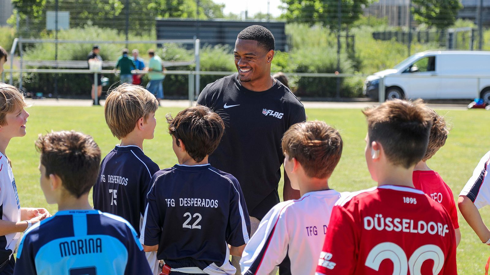 
                <strong>Aaron Donkor gibt Football-Nachhilfe</strong><br>
                Linebacker Aaron Donkor, der bei den Seattle Seahawks unter Vertrag steht, widmete sich derweil der Jugendarbeit. Am Mittwoch besuchte er das NFL Flag Football Schulprogramm, trainierte zusammen mit den Schülerinnen und Schülern...
              