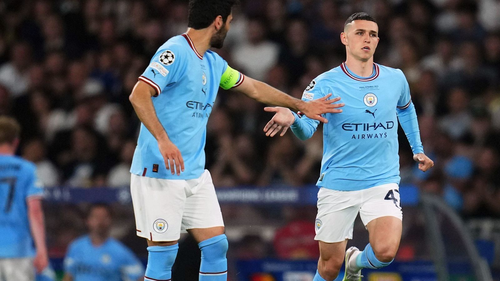 
                <strong>Phil Foden (Manchester City)</strong><br>
                Kommt in der 36. Minute für den verletzten De Bruyne und bekommt gleich bei seiner ersten Aktion die Zweikampfstärke der Mailänder zu spüren. Braucht ein paar Minuten bis er im Spiel ankommt, ist dann aber ein nimmermüder Motor, der auch selbst den Abschluss sucht. Sorgt immer für Gefahr und hat in der 78. Minute das 2:0 auf dem Fuß. ran-Note: 2
              