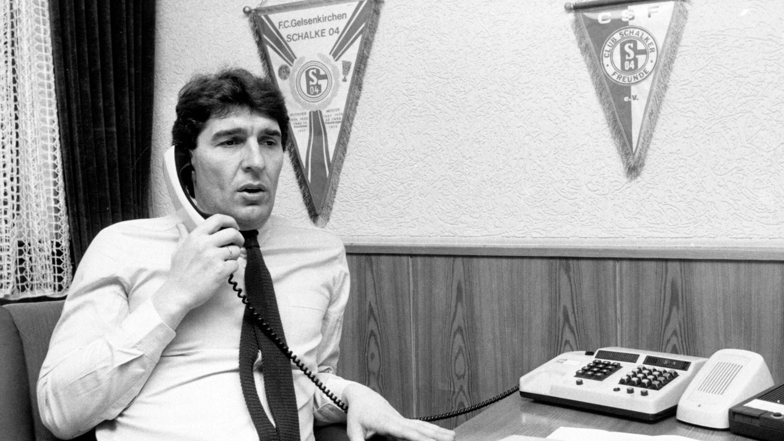 
                <strong>1980 Beginn bei Schalke</strong><br>
                Fünf Jahre war er im Management von Werder tätig, ehe der Wechsel zum FC Schalke 04 erfolgte. Am 15. Mai 1981 hatte Assauer seinen ersten Arbeitstag im Büro der "Königsblauen".
              