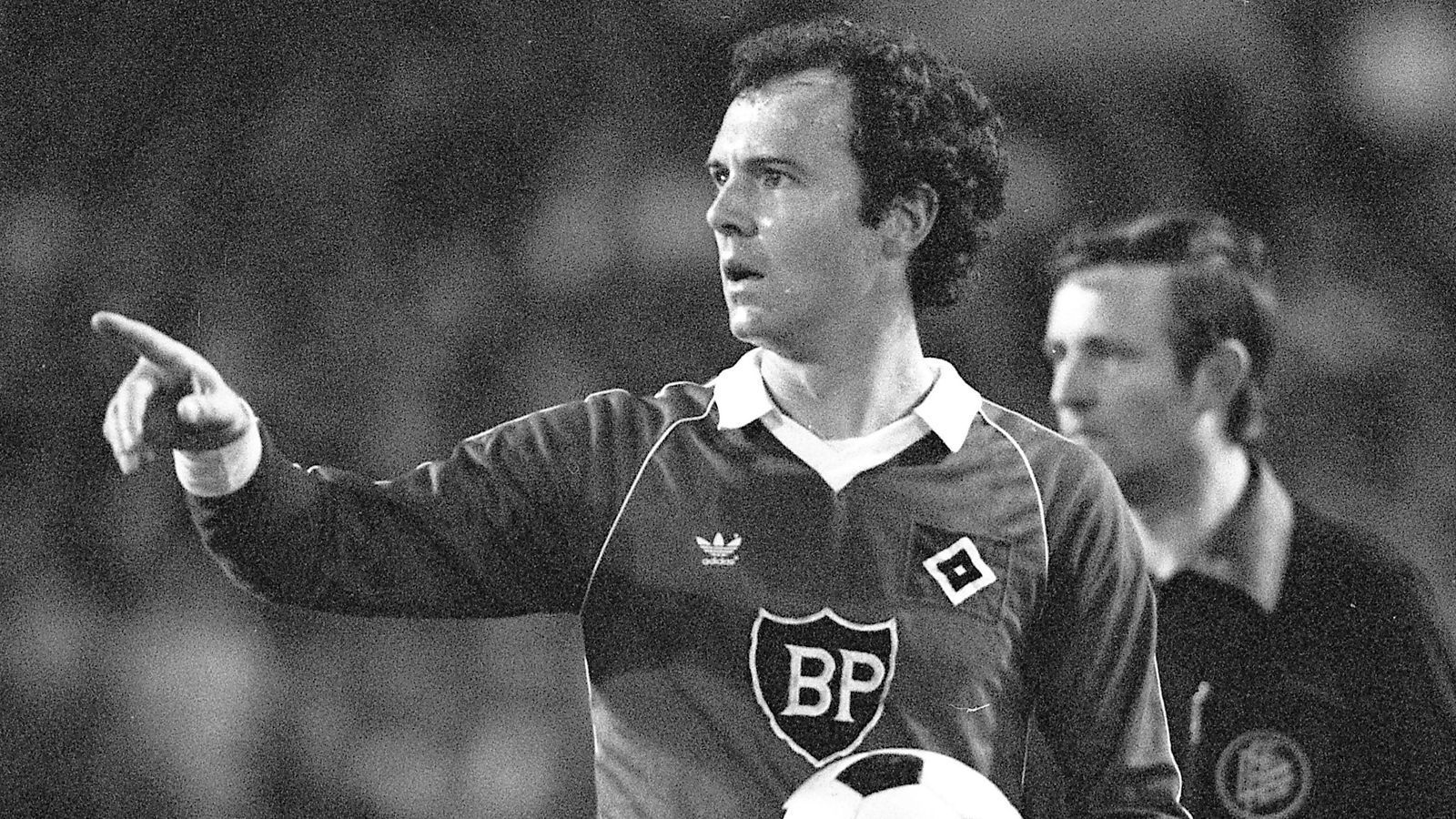 
                <strong>Franz Beckenbauer</strong><br>
                Was muss man zum Kaiser groß sagen? Beckenbauer gehört natürlich ins Bayern-Trikot.
              